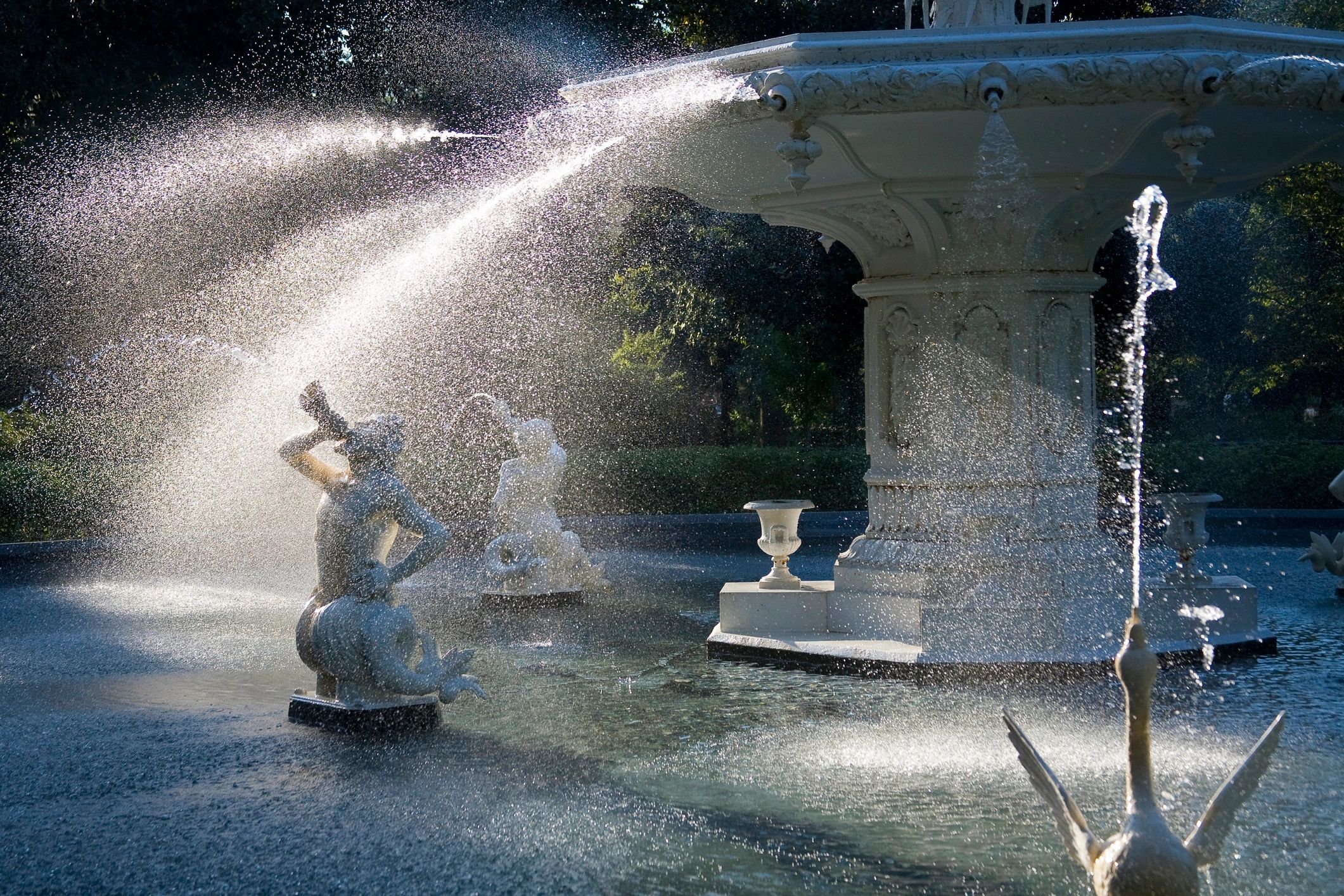 Water fountain with flowing water